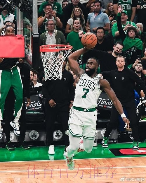 杰伦-布朗翻身跳投弹出篮框，凯尔特人103-104不敌活塞