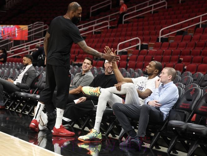 面对重重防守 杜兰特急停干拔拿下两分